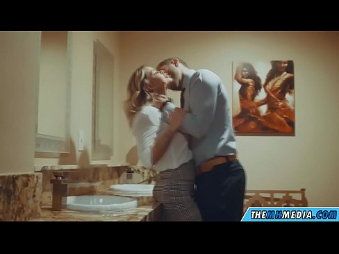 ❤️ Kiam belplena blondulo delogas vin en publika necesejo ☑ Porno ĉe eo.xxxifuck.ru ❌️❤